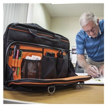 Klein Tools Tradesman Pro™  Brašna na nářadí 22 kapes, kapsa na 16" Laptop