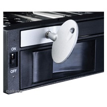 AKASA Lokstor M51 - 2.5" a 3.5" HDD rack do 5,25"